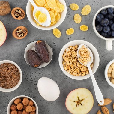 Sağlıklı bir kahvaltı için Malzemeler, fındık, yulaf ezmesi, keten tohumu, kurutulmuş meyve, avokado, yumurta, quinoa, mısır gevreği, çilek, meyve, yaban mersini, badem, ceviz. Mevsiminde doğal organik gıda kavramı