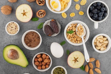 Sağlıklı bir kahvaltı için Malzemeler, fındık, yulaf ezmesi, keten tohumu, kurutulmuş meyve, avokado, yumurta, quinoa, mısır gevreği, çilek, meyve, yaban mersini, badem, ceviz. Mevsiminde doğal organik gıda kavramı
