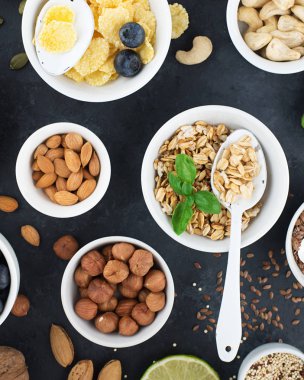 Sağlıklı bir kahvaltı için Malzemeler, fındık, yulaf ezmesi, keten tohumu, kurutulmuş meyve, avokado, yumurta, quinoa, mısır gevreği, çilek, meyve, yaban mersini, badem ceviz mevsiminde doğal organik gıda kavramı