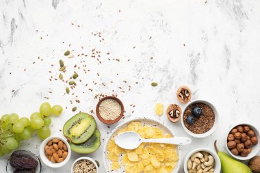 Fındık, meyve, çilek, mısır gevreği, granola, süper gıda, Quinoa, keten tohumu, yaban mersini, üzüm kepekli kahvaltı sağlıklı bir kahvaltı için Malzemeler.