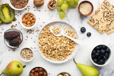 Fındık, meyve, çilek, mısır gevreği, granola, süper gıda, Quinoa, keten tohumu, yaban mersini, üzüm kepekli kahvaltı sağlıklı bir kahvaltı için Malzemeler.