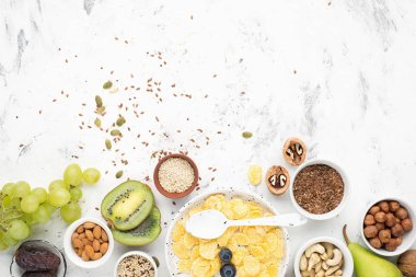 Fındık, meyve, çilek, mısır gevreği, granola, süper gıda, Quinoa, keten tohumu, yaban mersini, üzüm kepekli kahvaltı sağlıklı bir kahvaltı için Malzemeler.