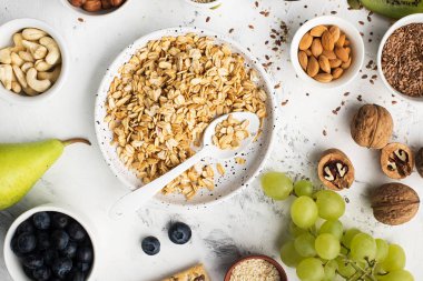 Fındık, meyve, çilek, mısır gevreği, granola, süper gıda, Quinoa, keten tohumu, yaban mersini, üzüm kepekli kahvaltı sağlıklı bir kahvaltı için Malzemeler.