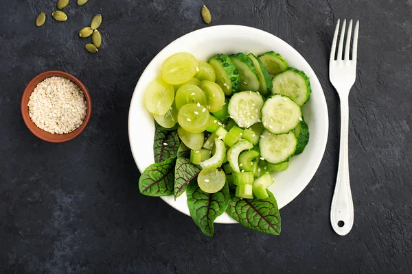 Comida verde saludable. Apio jugoso, pepinos, uvas, arándanos, lechuga, ensalada de desintoxicación de acedera. Comida sin carne. Vista superior . —  Fotos de Stock