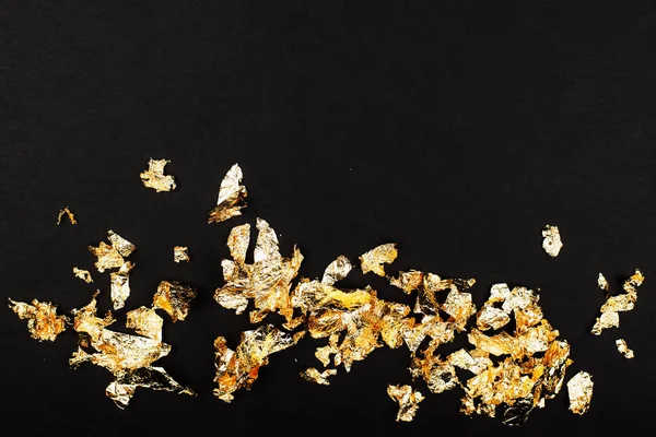 Fondo de vacaciones de lujo de oro. Copos de papel de oro, patal, en el fondo. Vista desde arriba. Trabajo terminado para su proyecto. Lujo, Imágenes De Stock Sin Royalties Gratis