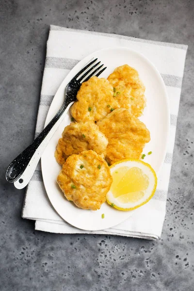 Zelfgemaakte viskoekjes met frietjes op wit bord close-up — Stockfoto