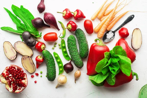 Frisches Gemüse, Kräuter, grüne Blattsalate auf weißem Hintergrund. Bauern ernten Bio-Naturprodukte für gesunde, saubere Lebensmittel zu Hause. Ansicht von oben., Stockbild
