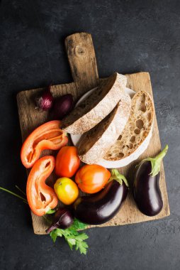 Patlıcanlı ekmek salatası, domates, soğan, taze hazırlıklar için kapsiyum malzemeleri. Tüm aile için rahat basit bir yemek. Üst Manzara. Düz yatıyordu,
