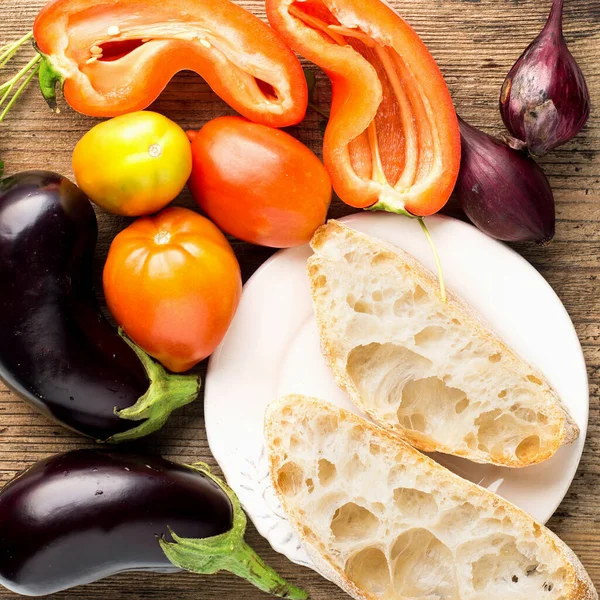 Brotsalat mit Auberginen, Tomaten, Zwiebeln und Paprika für eine frische Zubereitung. Bequeme einfache Mahlzeit für die ganze Familie. Ansicht von oben. Flache Lage, — Stockfoto