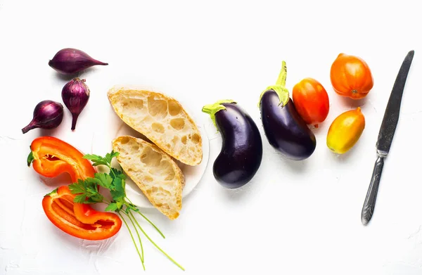 Brotsalat mit Auberginen, Tomaten, Zwiebeln und Paprika für eine frische Zubereitung. Bequeme einfache Mahlzeit für die ganze Familie. Ansicht von oben. Flache Lage, — Stockfoto