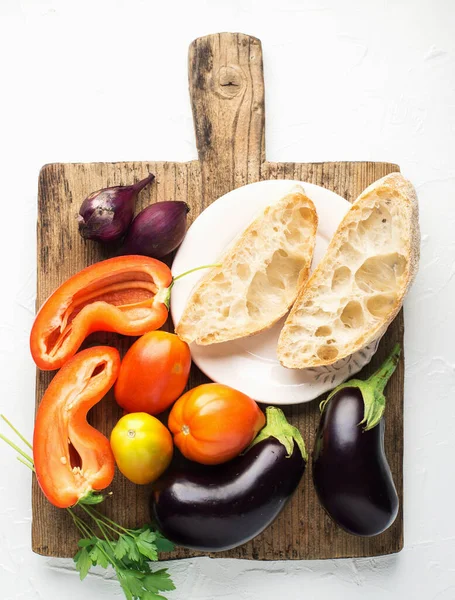 Brotsalat mit Auberginen, Tomaten, Zwiebeln und Paprika für eine frische Zubereitung. Bequeme einfache Mahlzeit für die ganze Familie. Ansicht von oben. Flache Lage, — Stockfoto