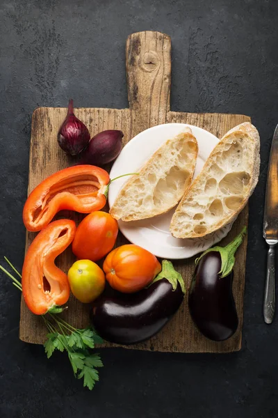 Broodsalade met aubergines, tomaten, uien, capsicum ingrediënten voor verse bereiding. Comfortabele eenvoudige maaltijd voor het hele gezin. Bovenaanzicht. Vlakke plaat, — Stockfoto