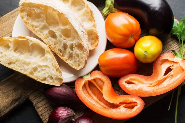 Brotsalat mit Auberginen, Tomaten, Zwiebeln und Paprika für eine frische Zubereitung. Bequeme einfache Mahlzeit für die ganze Familie. Ansicht von oben. Flache Lage, — Stockfoto