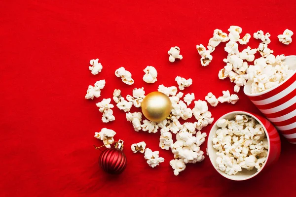 Domowej Roboty Popcorn Uroczysty Poczęstunek Czerwonych Kubkach Świątecznych Błyszczącymi Czerwono Zdjęcia Stockowe bez tantiem