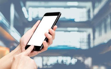 El tıklayın cep telefonu ile bulanıklık koridor hall yolu arka plan bokeh ışık, beyaz perde tasarım veya metin eklemek için şablon sahte banka sayacı.