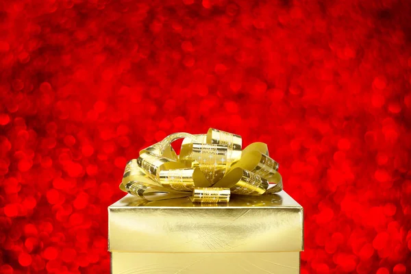 Закрыть Золотую Подарочную Коробку Большим Бантом Белом Размытом Фоне — стоковое фото