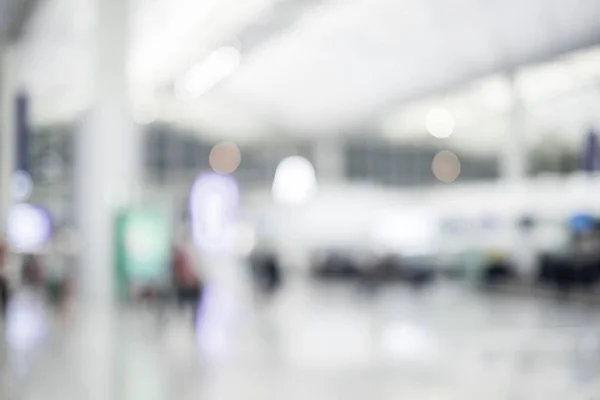 背景をぼかした写真 ピンぼけ光 輸送の概念と空港でのターミナル出発チェックインの荷物を持つ旅行者 — ストック写真