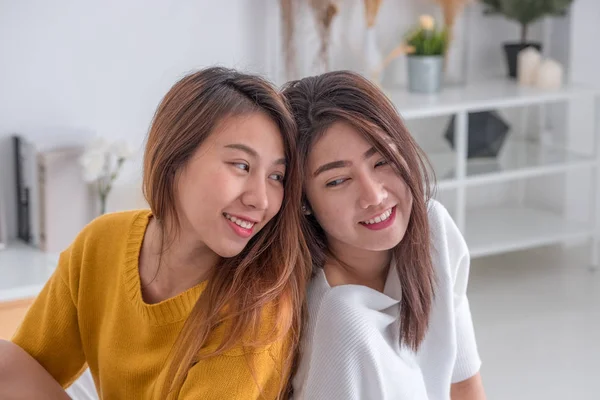 Asien Lesbian Hbt Par Kram Och Sitter Sängen Nära Vitt — Stockfoto