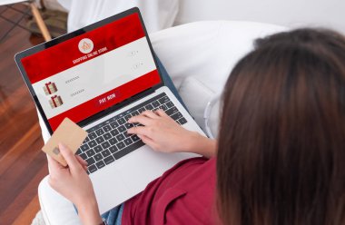 Kullanım alışveriş kredi kartı online dizüstü bilgisayar üzerinde oturan kadın yakından Ekle işlevini Web sayfası evde, concept.digital yaşam tarzı yaşam pazarlama dijital sepete
