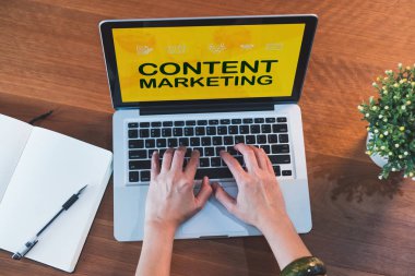 Üstten görünüm türüne Dizüstü Klavye laptop ekranında pazarlama içeriği ile el ve home.digital teknoloji business.influencer masada üzerinde bitki ve blogger aracı için meşgul Görüntüleyicisi