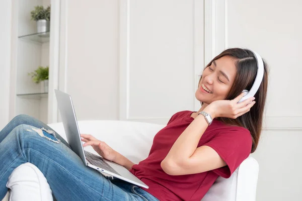 Donna Asiatica Ascoltare Musica Sulle Cuffie Utilizzando Computer Portatile Con — Foto Stock