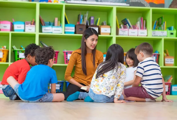 아시아 유치원 개념에서에서 도서관 바닥에 아이의 혼합된 다양성 — 스톡 사진