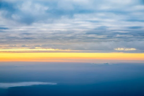 Vista Pôr Sol Com Céu Nublado Partir Janela Avião Voar — Fotografia de Stock