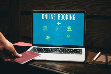 seyahat tatil tatil laptop evde, dijital teknoloji lifestyle.online ödeme için pasaport veri otel için online rezervasyon, uçak bileti için kullanın.