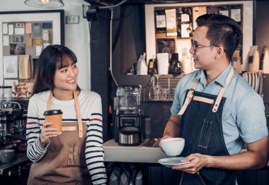 Hizmet zihin garson kahve Kupası café.coffee dükkanı iş sahibi kavramı, sayaç barda mutlu duygu ile birlikte söz iki barista tadı