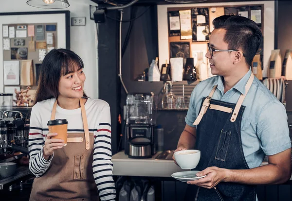 Dois Barista Conversando Juntos Sobre Gosto Xícara Café Com Emoção — Fotografia de Stock