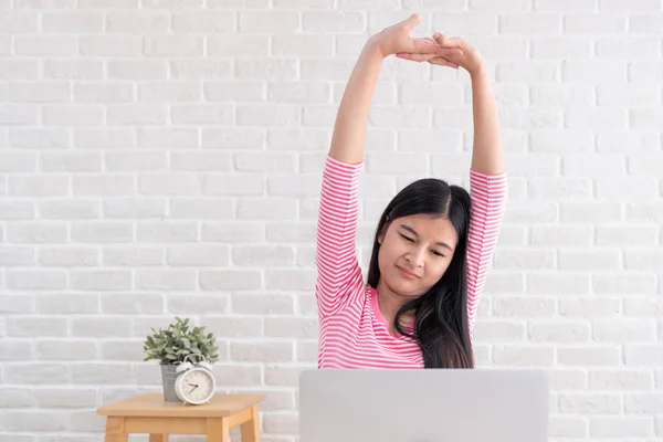 Asiatico Donna Stretching Braccio Quando Lavora Laptop Bianco Mattone Muro — Foto Stock