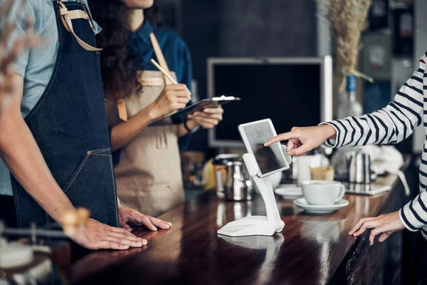 müşteri self servis sipariş içki menü Cafe counter bar, satıcı kahve dükkanı ekranında tablet ile mobile.digital yaşam tarzı kavramı ile ödeme kabul. Tasarım görünümünü için boş alan