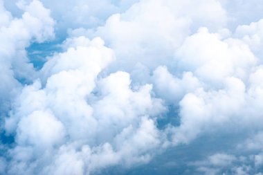 Büyük mavi gökyüzü ve bulut üst uçak penceresinden, Doğa arka plan görüntüleme