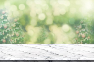 Boş beyaz mermer masa üstü soyut ile bulanıklık Noel ağacı arka plan bokeh ışık, tatil zemin, alay kadar ekran veya ürün montaj için banner