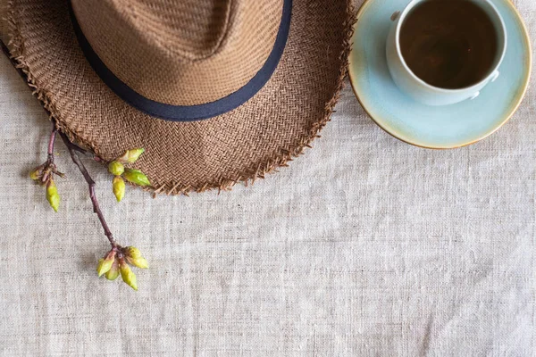 Draufsicht Auf Sommer Braunen Panama Strohhut Mit Tasse Tee Und — Stockfoto