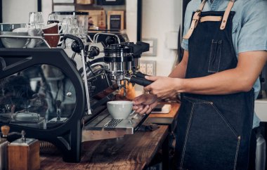 Erkek barista makine sayaç Bar Cafe Restoran, yiyecek ve içecek hizmet anlayışı ile sıcak kahve kapatmak