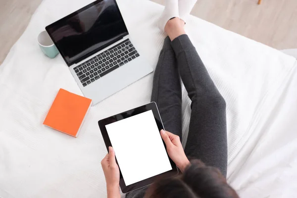 高级视图妇女使用平板电脑 Laptp 在家里的卧室床上工作 模拟模板设备屏幕 数字生活方式概念 剪切路径 — 图库照片