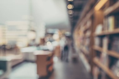 öğrenci Kütüphanesi Üniversitesi kütüphanesinde kitaplık ile koridorda yürürken arka plan bulanıklık