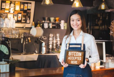 Tablet tutan kadın barista kapatmak ve gösteri bitcoin burada Cafe counter barda tablet ekranında kabul satıcı kahve dükkanı Kripto currency.digital para concept.modern garson ile ödeme kabul