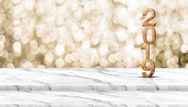 Mutlu yeni yıl ahşap 2019 numarası (3d render) adımı beyaz mermer tablosu ile parlak altın bokeh duvar, tatil kutlama promosyon için ürünün görüntülenmesi için afiş ve çevrimiçi içerik için reklam