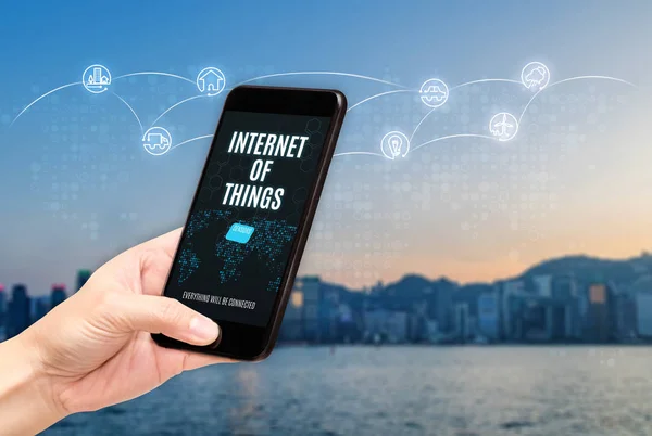 Mano Que Sostiene Móvil Con Internet Las Cosas Iot Palabra — Foto de Stock