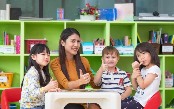 Asiática Mujer Profesora Mixta Raza Niños Pulgares Arriba Aula Kindergarten — Foto de Stock