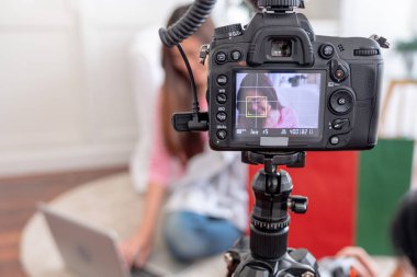 Asya genç kadın blogger vlog video inceleme bezler T-shirt, ev online etkileyen sosyal medya concept.live viral.focus kamera akışı üzerinde ile kayıt