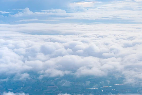 大蓝天云和城市云顶视图从飞机窗口 自然背景 — 图库照片