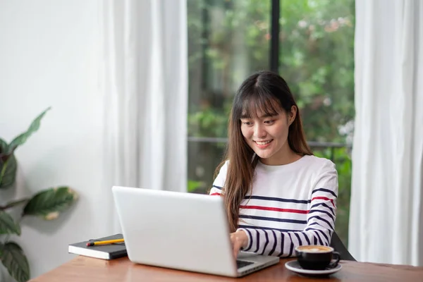 Felice Donna Asiatica Utilizzando Sul Computer Portatile Mentre Lavora Vicino — Foto Stock