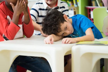 Caucasion çocuk çocuk anaokulu preschool.bulying depresyon kavramı sınıfta otururken hüzün duygu ile