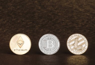 Cryptocurrency litecoin, gümüş Bitcoin, altın kaba arka planda, dijital cryto para Ethereum. Sanal para