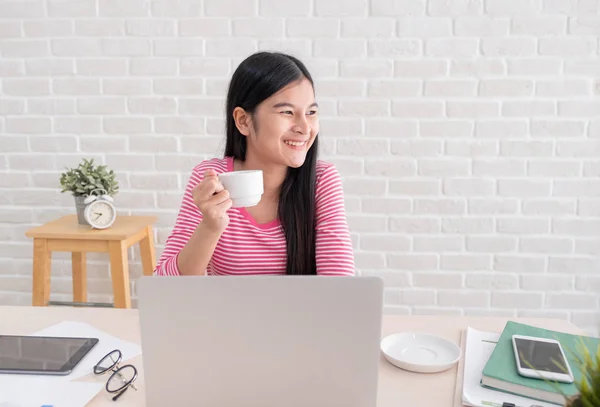 Asyalı Kadın Freelancer Gülümseme Içecek Kahve Ile Duygu Pencere Almak — Stok fotoğraf