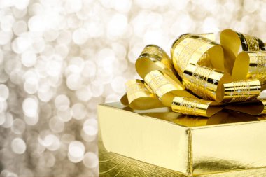 Bokeh beyaz bulanıklık arka plan, büyük yay ile altın mevcut kutusunu kapatın