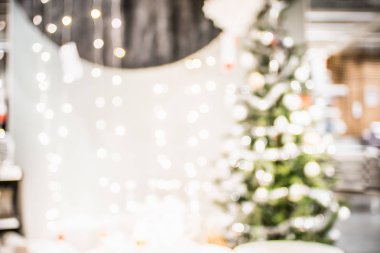 Işık dekorasyon ile Noel ağacı bulanıklık bokeh arka plan, tatil Festivali kavramı için zemin